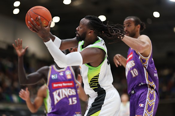 SEM Phoenix Importer John Brown III Battles pour le ballon pendant le NBL Blitz.