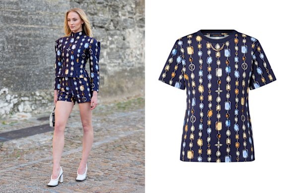 Sophie Turner scintille à Louis Vuitton. À droite: T-shirt imprimé de collier Louis Vuitton, 1700 $.