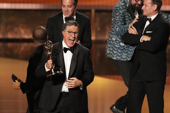 Stephen Colbert acceptant le Emmy Award cette semaine pour la série de discussions exceptionnelles, The Late Show avec Stephen Colbert.