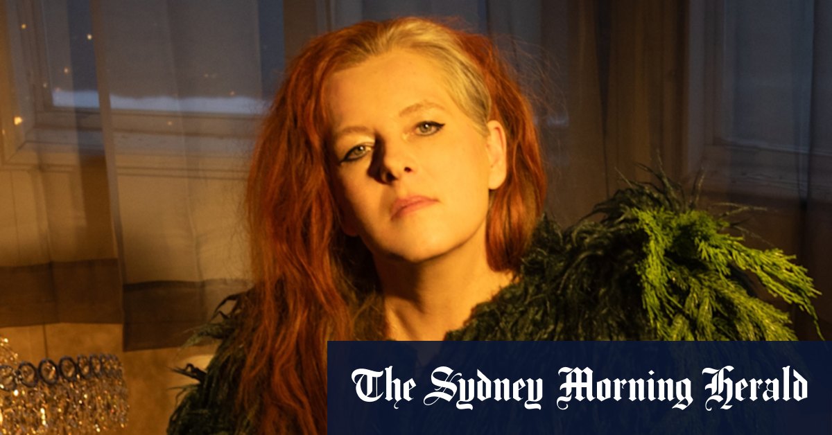 Icône indépendante sur son éducation sauvage et son nouvel album