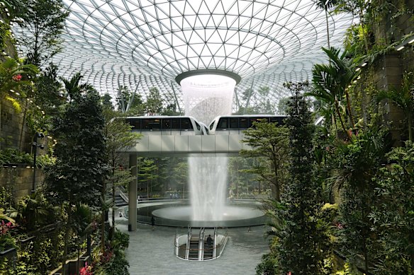 Le bijou est une méga-attraction à l'aéroport Changi de Singapour.