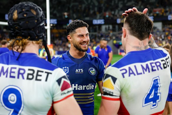 Dylan Brown partage une blague avec ses futurs coéquipiers de Newcastle.