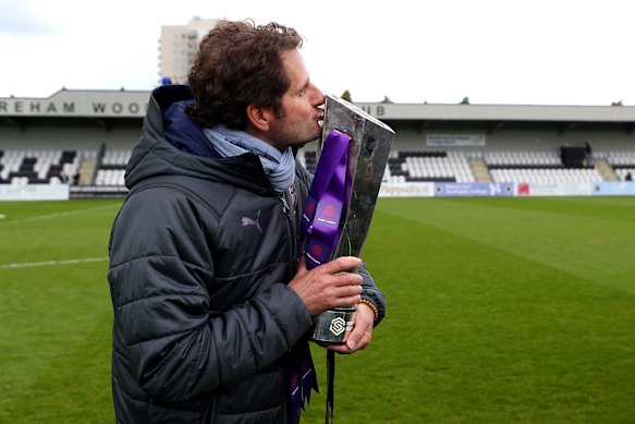 Joe Montemurro avec le trophée de la Super League 2018-2019.