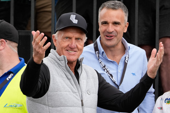 Greg Norman et le premier ministre de l'Australie du Sud Peter Malinauskas à Liv Golf à Adélaïde l'année dernière.