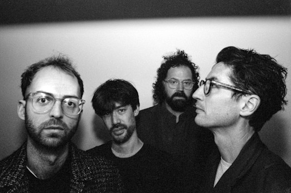 Sydney Supergroup croit comprend l'alto saxophoniste Peter Farrar, le pianiste Novak Manojlovic, le bassiste Clayton Thomas, le batteur Laurence Pike.