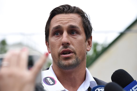 Mitchell Pearce fait face aux médias en larmes en 2016 à la fin d'un chapitre extraordinaire.