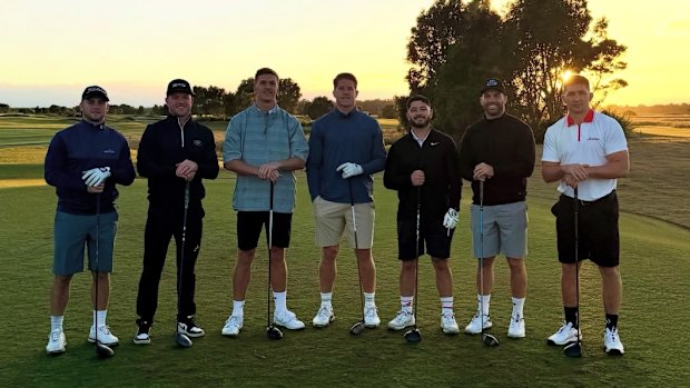 Roosters joueurs pendant le voyage de golf sur la Sunshine Coast qui a été entraîné dans la convocation du tribunal de Brandon Smith.