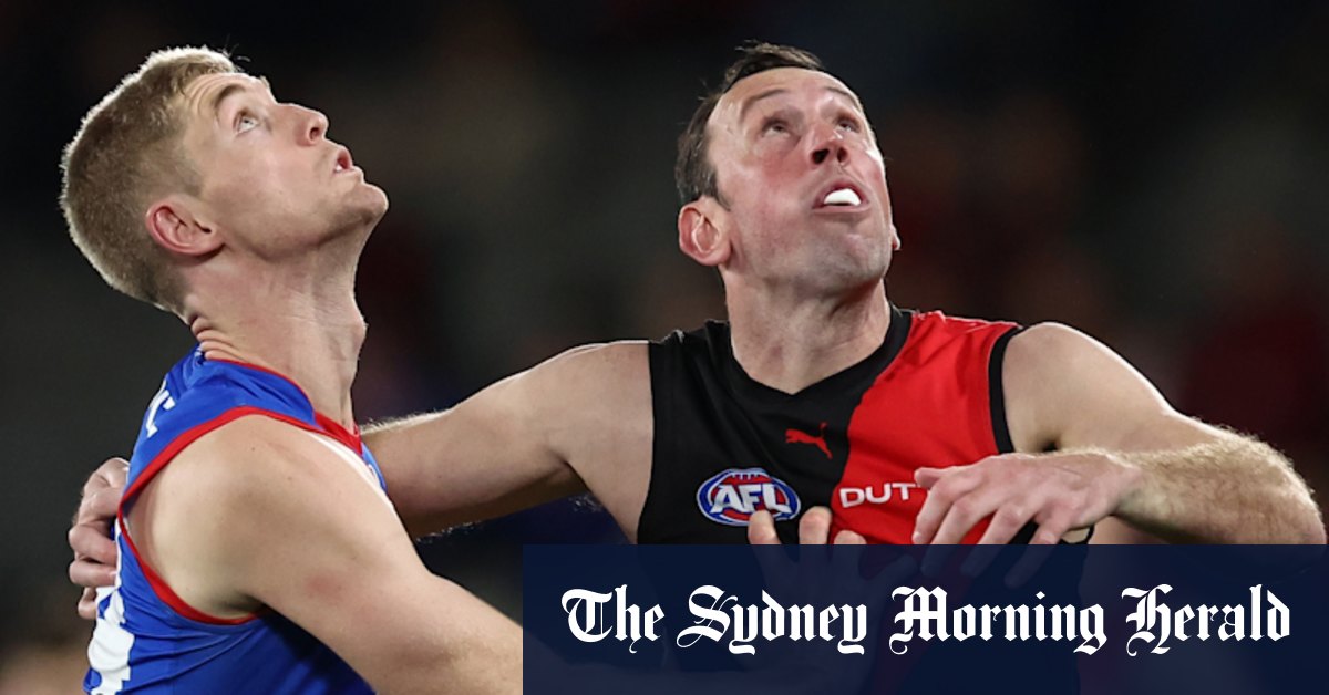 Les bombardiers Essendon assiégés ont coupé la paire vétéran au fur et à mesure que le changement se poursuit