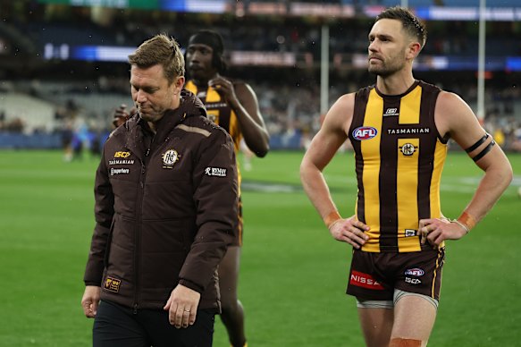 Un Sam Mitchell déçu quitte le MCG après la défaite finale préliminaire de Hawthorn.