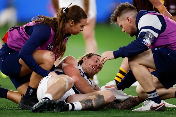 Tom Stewart a été commotionné lorsque ses bras ont été épinglés dans un tacle qui a vu le Mabior Chol à Hawthorn suspendu pour trois matchs. 