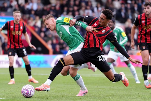 Harvey Barnes de Newcastle United, à gauche, et la bataille de James Hill de Bournemouth pour le ballon.