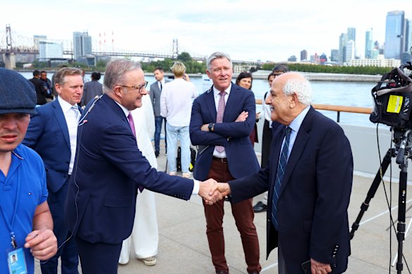 Le Premier ministre Anthony Albanese parle à Riyad Mansour, l'ambassadeur palestinien à l'ONU, au siège de l'ONU à New York.