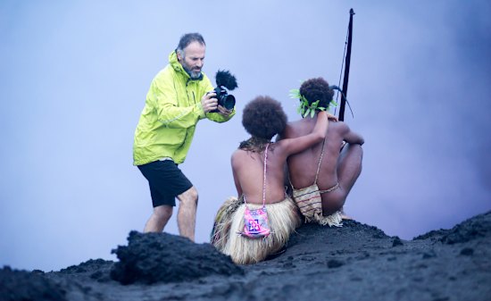 Bentley Dean tourne une scène à Tanna.