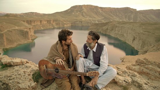 Benjamin Gilmour et Sam Smith, à gauche, ont tiré sur Jirga en secret en Afghanistan.