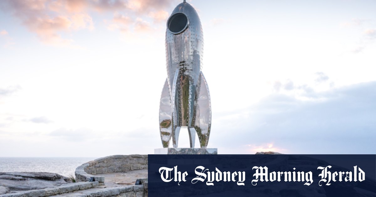 Sculpture par la mer en doute au cours du manque de budget