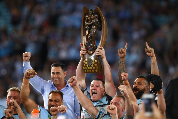 Paul Gallen hisse le trophée de Premiership en 2016.