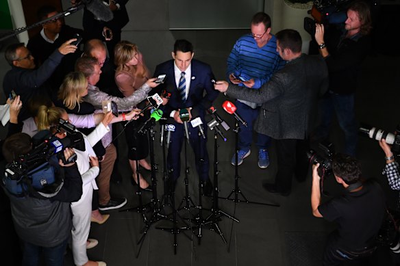 Billy Slater affronte les médias après que le pouvoir judiciaire l'a effacé de jouer dans la grande finale de 2018.