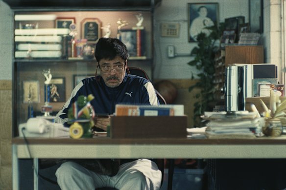 Benicio del Toro joue un instructeur karaté imperturbable.