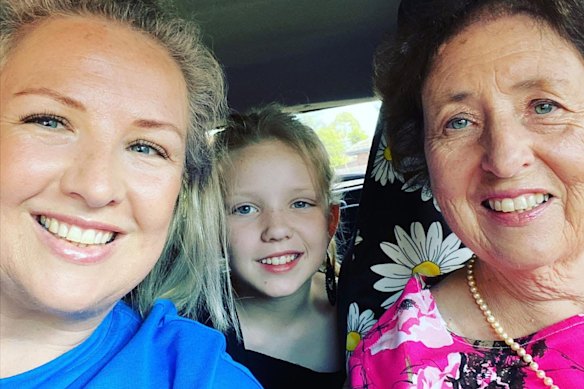 Elizabeth Bonner (à gauche) jongle avec soin de sa mère (à droite) et élevant sa fille de 12 ans en tant que parent unique. 