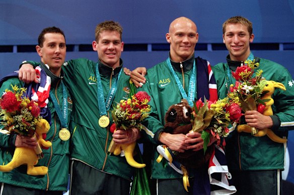 William Kirby, Todd Pearson, Michael Klim (tenant Fatso le Wombat gras) et Ian Thorpe célèbrent leur médaille d'or dans le relais 4x200m masculin.