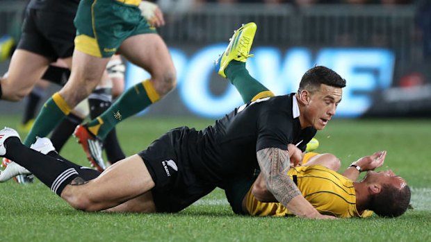 All Blacks Sonny Bill Williams aborde Quade Cooper à Eden Park.