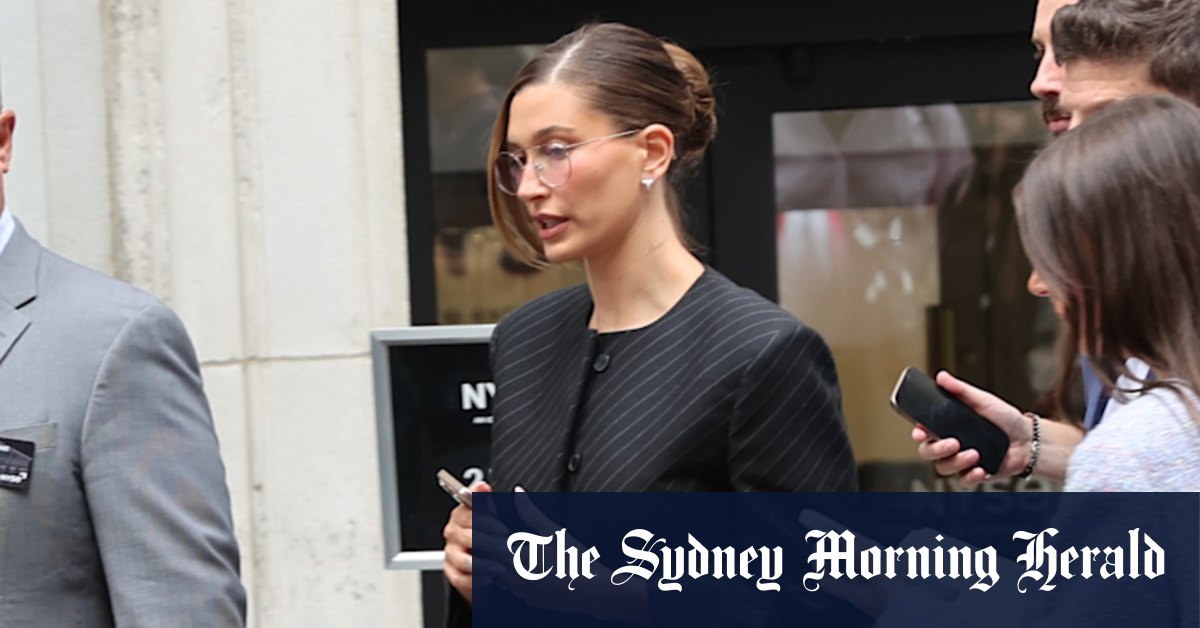 Costume de jupe de Hailey Bieber et autres pièces d'investissement de vêtements de travail