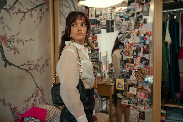Olivia Cooke joue cerise dans la petite amie.  