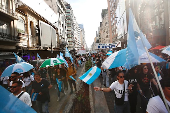 Les politiques de Milei ont déclenché des manifestations à travers le pays et ont envoyé la plongeon du peso. 