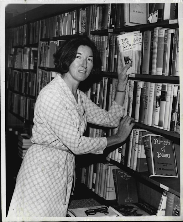 Elizabeth Harrower en 1968, quelques années après la publication de la tour de gueule.