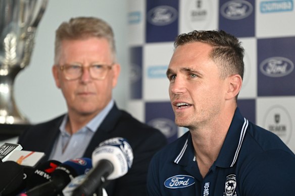 Le PDG de Cats Steve Hocking avec Joel Selwood à la conférence de Selwood Retirement Pres en 2022.