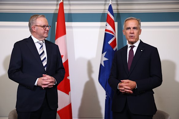 Le Premier ministre Anthony Albanese avec le Premier ministre du Canada Mark Carney au Sommet mondial de l'action de progrès s'est tenu à Central Hall de Londres.