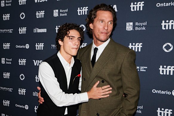 «Il y a une décompression à la fin de tous les jours»: Matthew McConaughey avec son fils Levi au Toronto Film Festival.