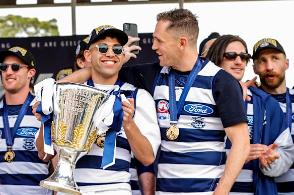 La première saison de Stengle à Geelong a été exceptionnelle alors qu'il célébrait un ministre avec Joel Selwood, son skipper