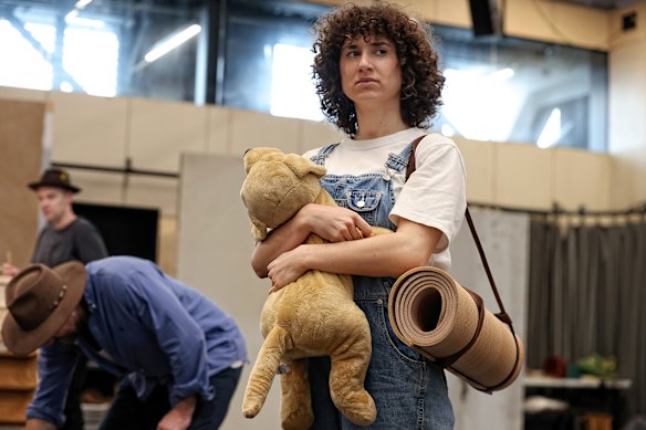 Ziggy Resnick joue le jeune Buster dans le Shiralee. 