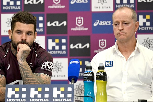 Le capitaine des Broncos, Adam Reynolds et l'entraîneur Michael Maguire, parlent aux médias après une défaite contre les Roosters au sixième tour.