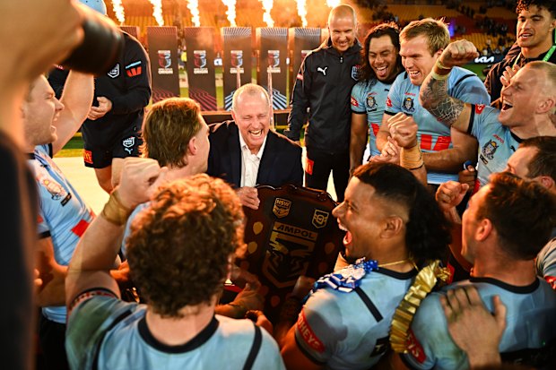 Michael Maguire et les Blues célèbrent une série d'origine remarquable et rare décidant de la victoire à Brisbane en 2024.