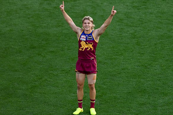 Will Ashcroft célèbre le poste de premier ministre.