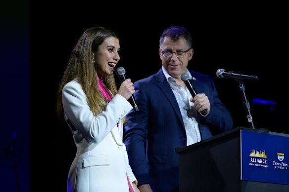 Mark et Freya Leach lors d'une présentation ne plus jamais.