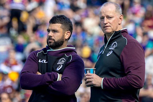 Le skipper des Broncos Adam Reynolds et l'entraîneur Michael Maguire.
