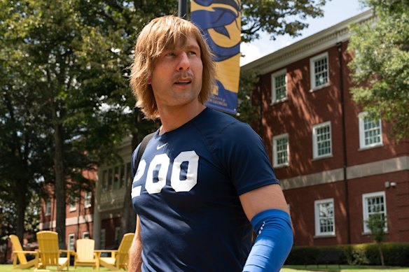 Glen Powell (sous beaucoup de prothèses) à Chad Powers.