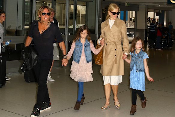 Nicole Kidman et Keith Urban arrivent à l'aéroport de Sydney avec leurs filles dimanche Rose et Faith Margaret. 