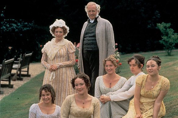 La famille Bennet comme on le voit dans l'adaptation de la BBC en 1995 du roman de Jane Austen en 1813, Pride and Prejudice. M. et Mme Bennet, avec (LR) Lydia, Elisabeth, Jane, Mary et Catherine.