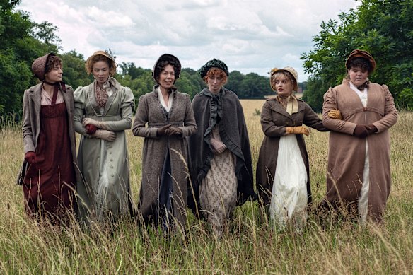La nouvelle adaptation de Netflix de Dolly Alderton met en vedette (à gauche) Emma Corrin, Freya Mavor, Oliva Colman, Hopey Parish et Hollie Avery.