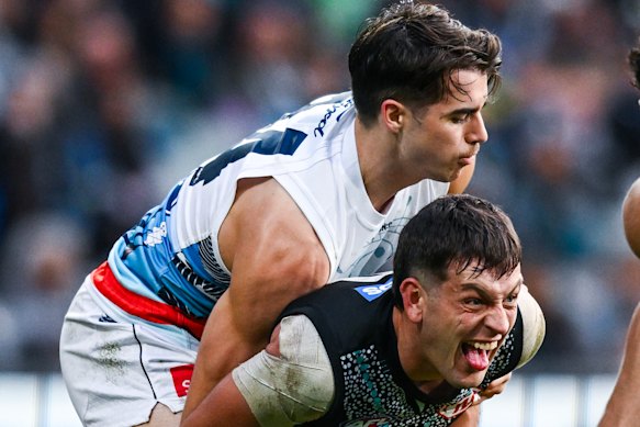 Mullin a rendu la vie difficile pour les meilleurs joueurs du jeu en 2025, car Zak Butters de Port Adelaide peut attester. 