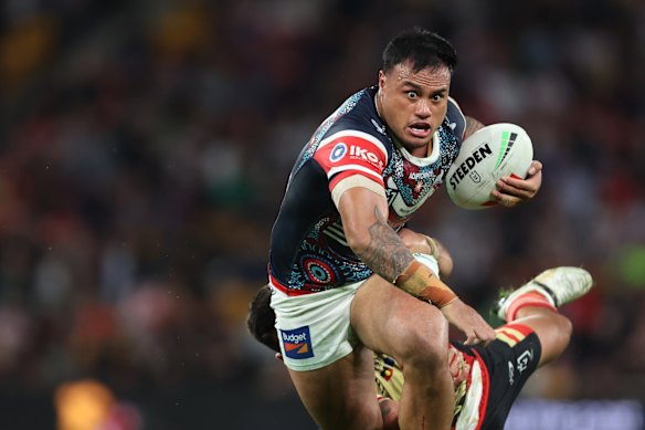 Roosters propose Spencer Leniu en action.