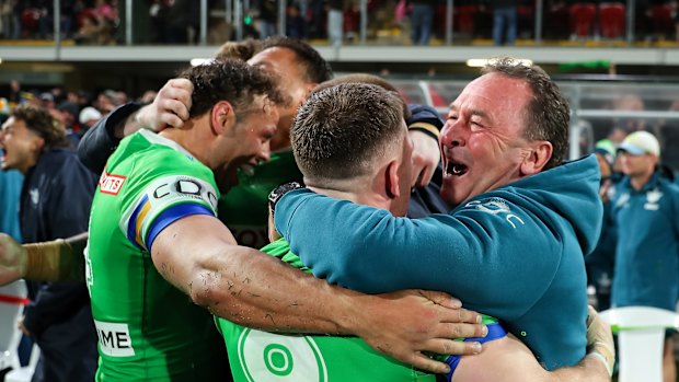 Les Raiders célèbrent leur superbe victoire sur Penrith à Mudgee en route vers le ministre mineur.