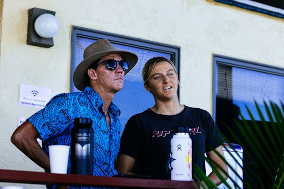 Molly Picklum et son ancienne entraîneur, l'ancien surfeur de Pro Glenn Hall.