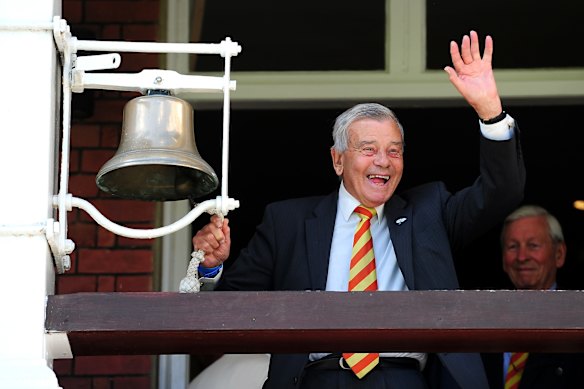 L'arbitre de cricket Dickie Bird est décédé à l'âge de 92 ans.