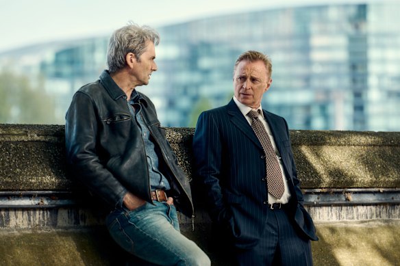 Les brins séparés impliquant le journaliste Nick Davies (Tennant) et le détective de police Dave Cook (Robert Carlyle) se chevauchent à l'occasion.