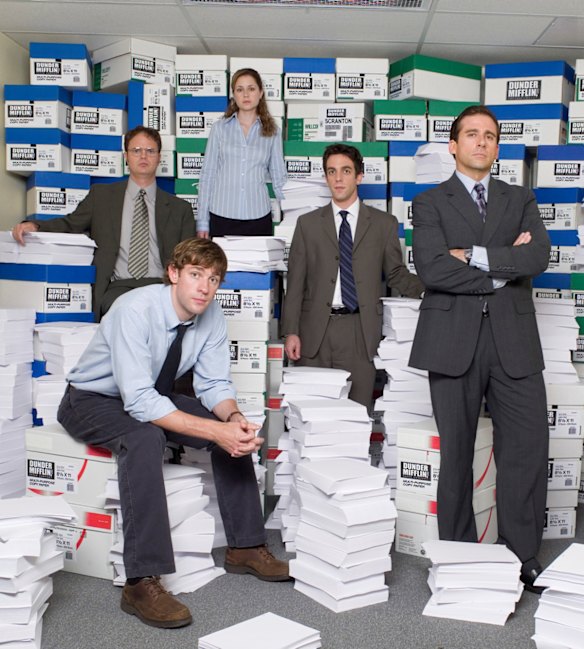 Le casting de la version américaine du bureau (de gauche à droite): John Krasinski dans le rôle de Jim Halpert, Rainn Wilson comme Dwight Schrute, Jenna Fischer comme Pam Beesly, BJ Novak dans le rôle de Ryan Howard, Steve Carell comme Michael Scott.  